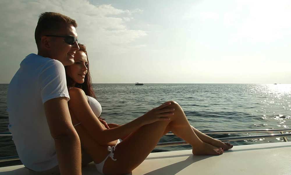 Couple’s Sailing Date on a Yacht in Mumbai