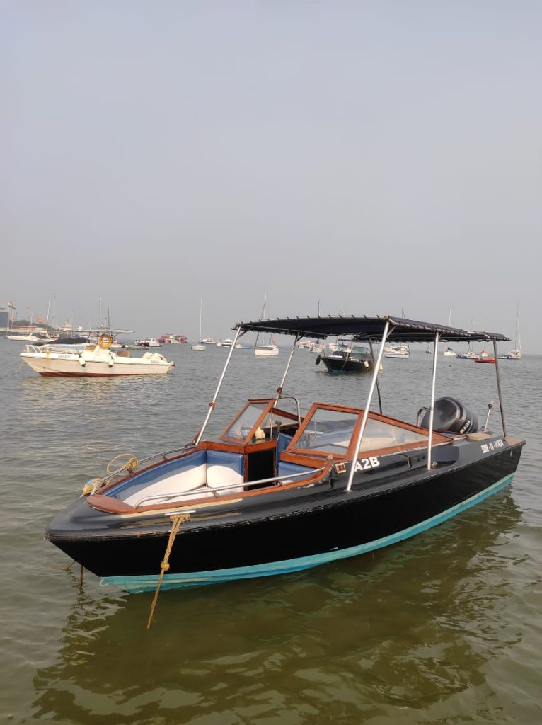 Lancer 21 Speedboat on Charter in Mumbai at Gateway of India
