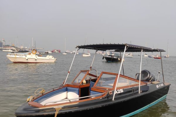 Lancer 21 Speedboat on Charter in Mumbai at Gateway of India
