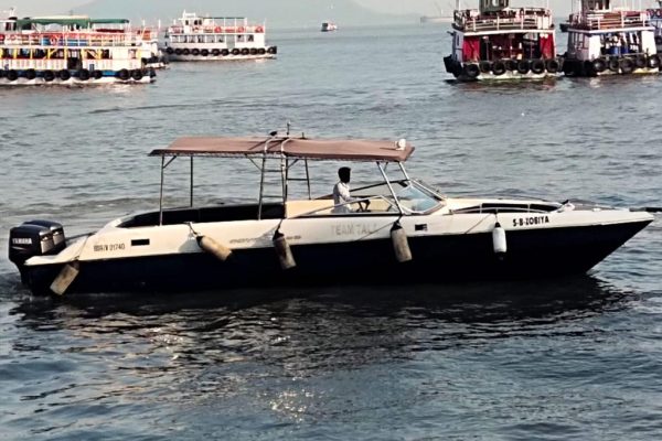 Mahindra Odyssea 33 Speedboat on Charter in Mumbai at Gateway of India